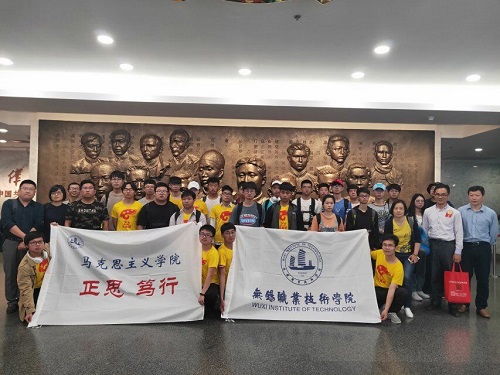 师生参观中共一大会址.jpg