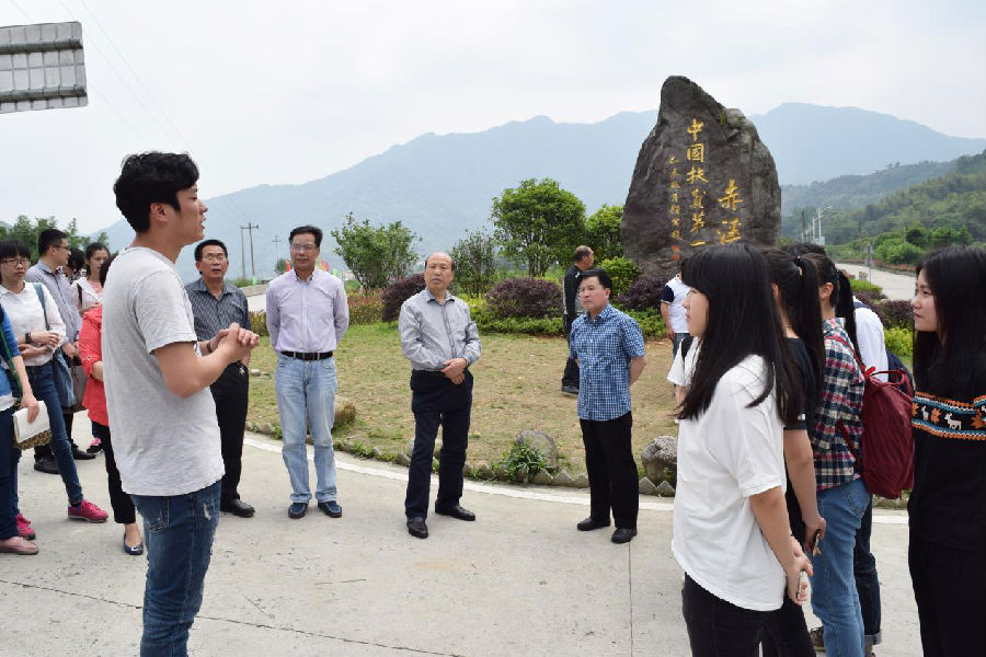 赤溪村团支部书记介绍村里情况.png