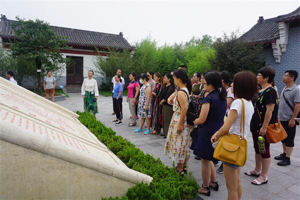 学员们认真学习.JPG