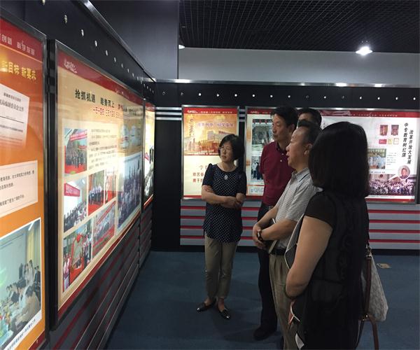 参观新疆农职院思政课建设成果展1.JPG