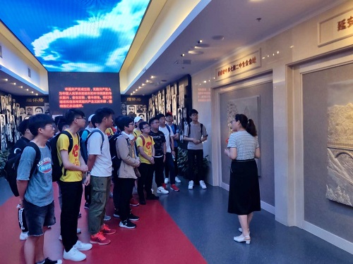 马院思政课教师在中共一大会址进行现场教学.png