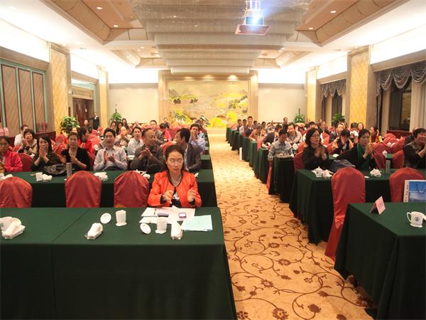 学员报以热烈掌声.jpg
