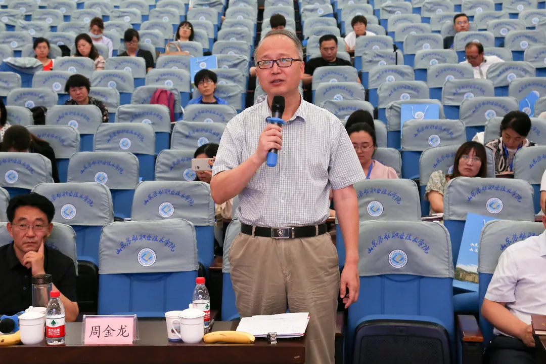 专家周金龙对参与教学展示教师进行点评