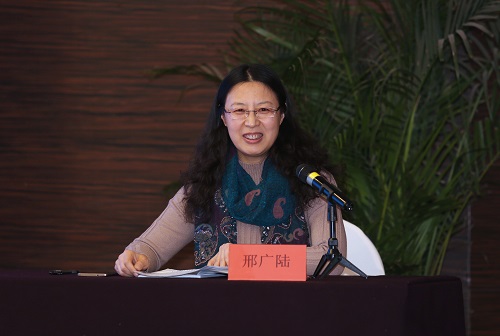 13.青岛职业技术学院副院长邢广陆主持专家报告.jpg