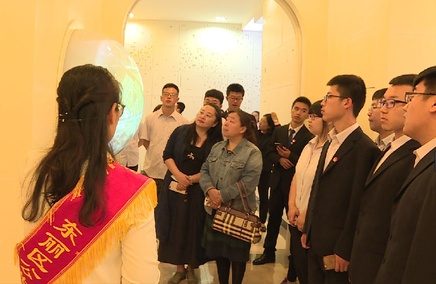 师生感受华明镇的今昔变化.png