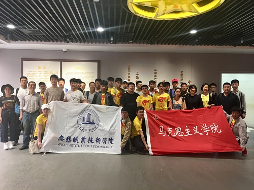 师生参观中国社会主义青年团中央机关旧址纪念馆.png