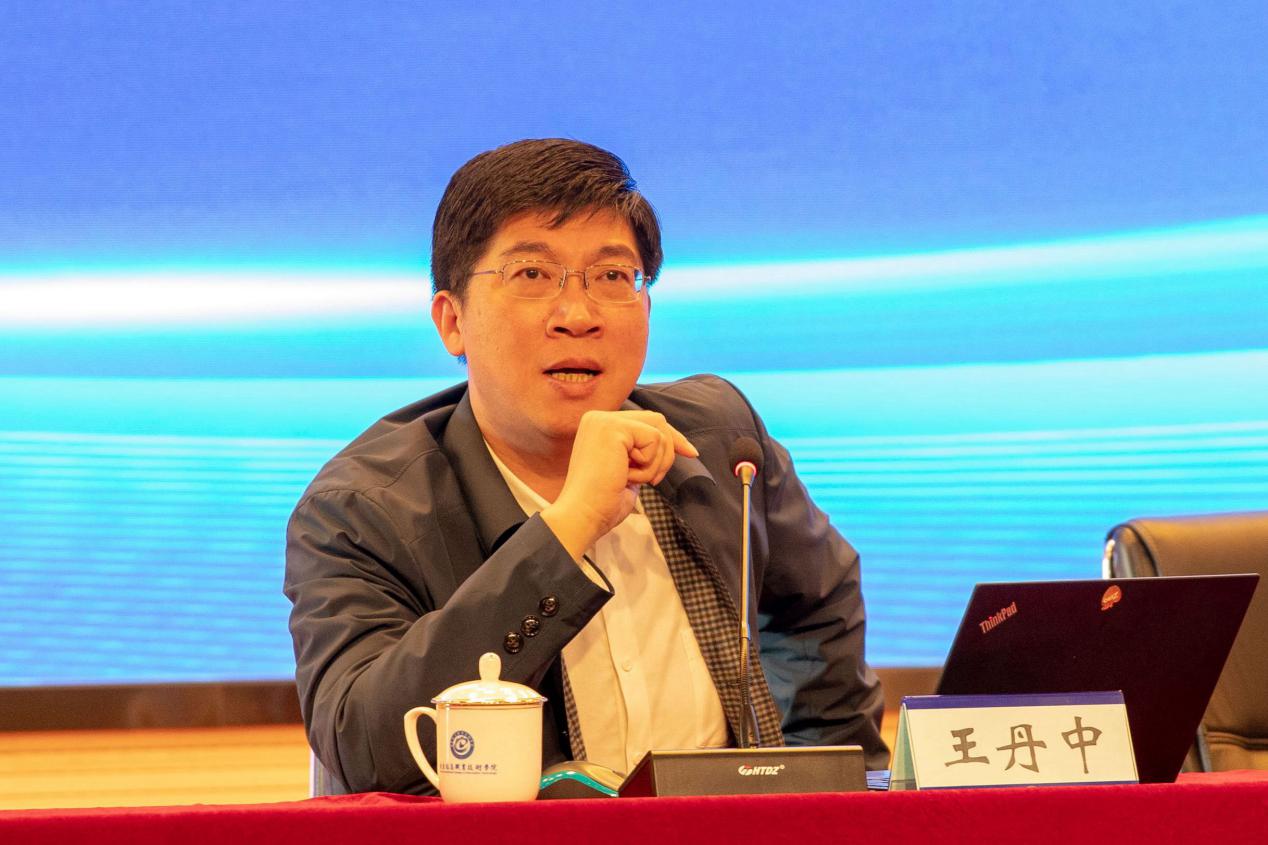 6、南京信息职业技术学院党委书记王丹中对专家报告进行解读和总结