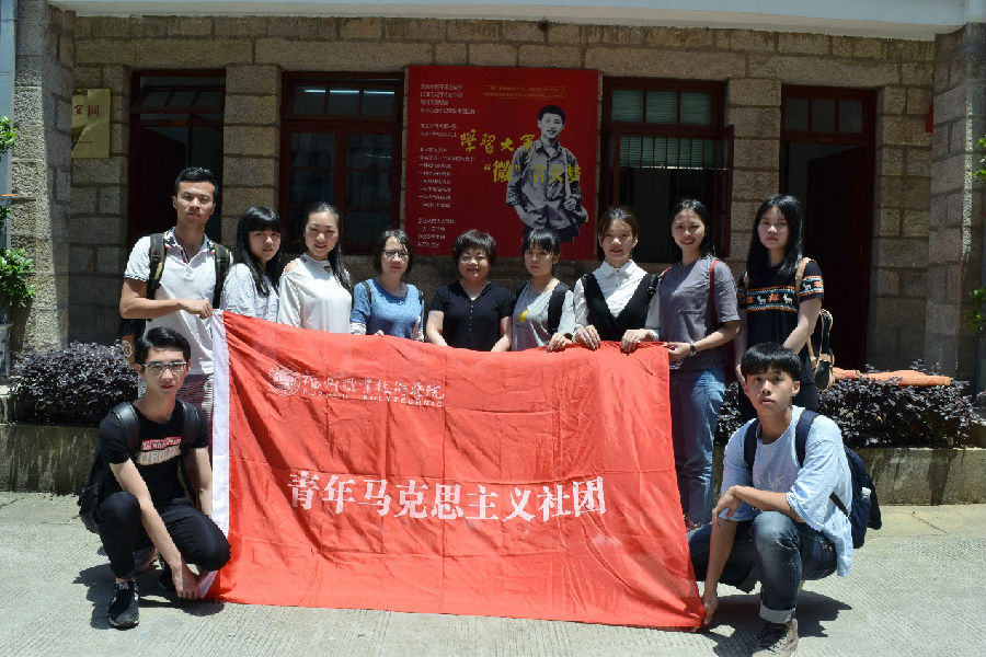 青马社团成员在学些大军活动室门口合影.png